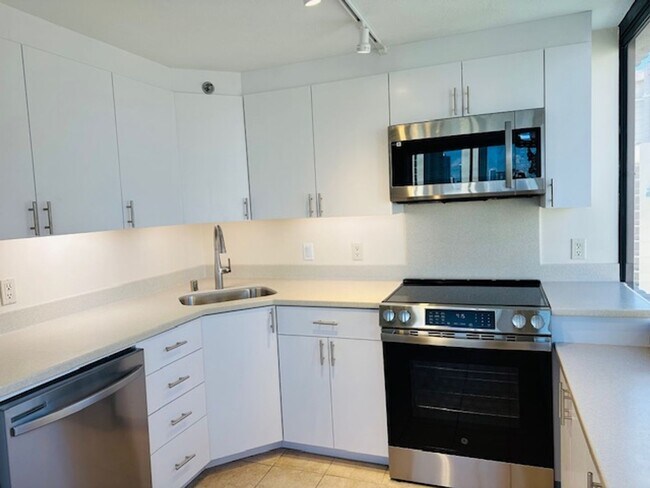 Building Photo - The Windsor, Renovated 1/1/1, prime Waikik...