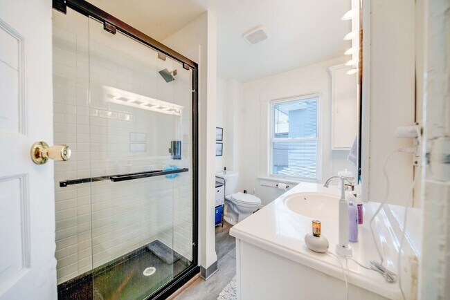 Building Photo - GREAT OSU SOUTH CAMPUS LOCATION - Ridiculously Nice back deck and off-street parking for everyone