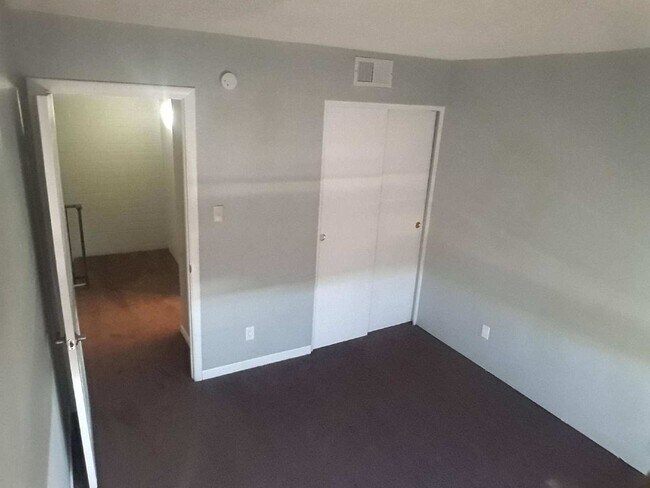 Building Photo - Fantastic 2 bedrooms and 1 bathroom Townhouse for Lease