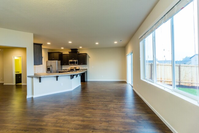 Building Photo - Move In Ready - 5 bedroom 3 Bath Townhome ...