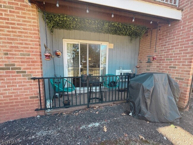 Building Photo - 806 Eves Dr