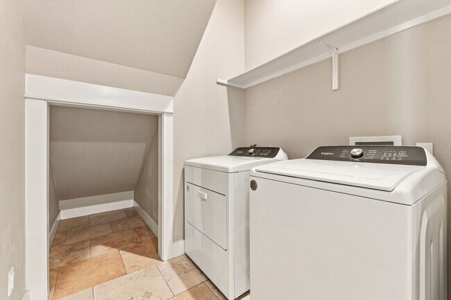 Building Photo - 305 Zennia St