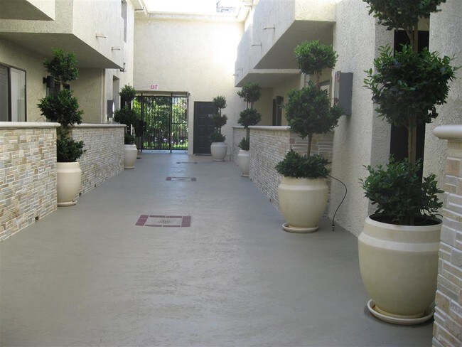 Building Photo - Sherman Oaks