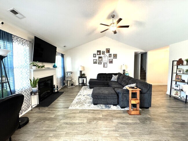 Building Photo - Beautiful home! Convenient to the city with all shopping!