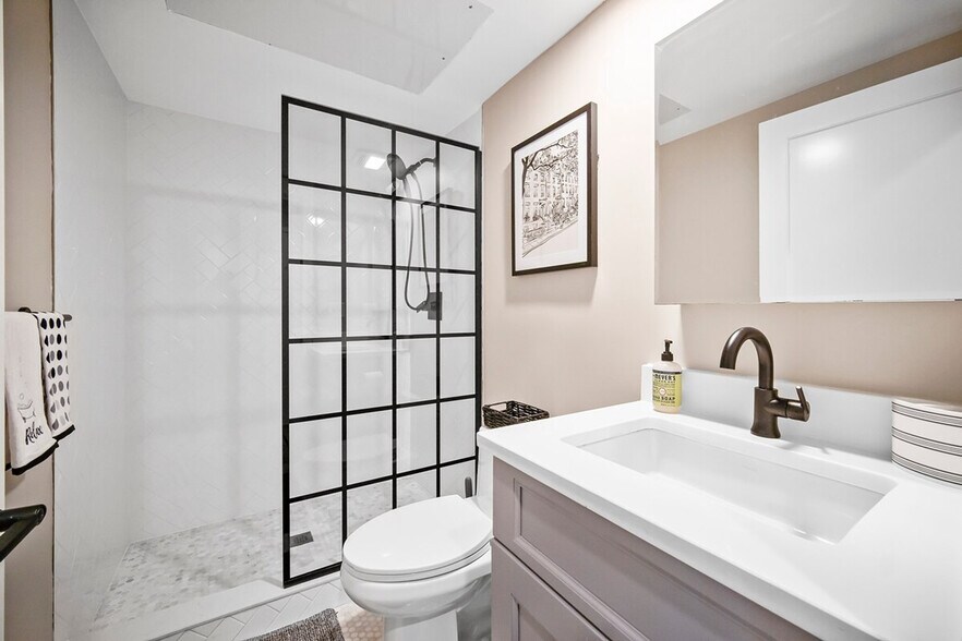 Building Photo - 472 Commercial St