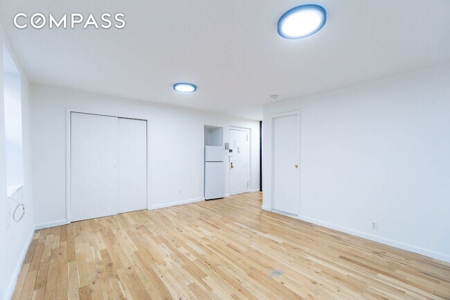 Building Photo - 320 W 20th St