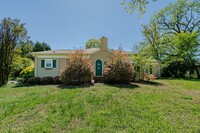 Building Photo - 3 Bed-2 Bath Bungalow in Burlington availa...