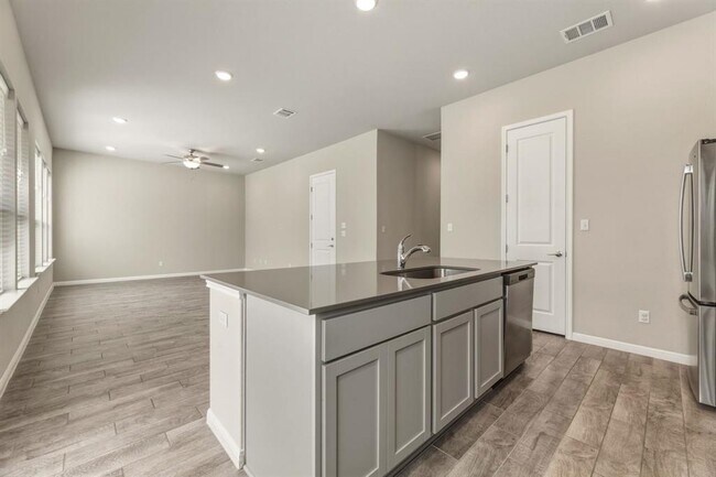 Building Photo - 1015 Vista View Dr