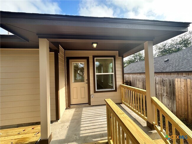 Building Photo - 2017 Ridge View Dr