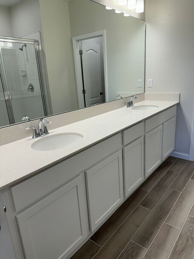 Building Photo - GATED 3 BEDROOM, 2.5 BATHROOM IN OVIEDO