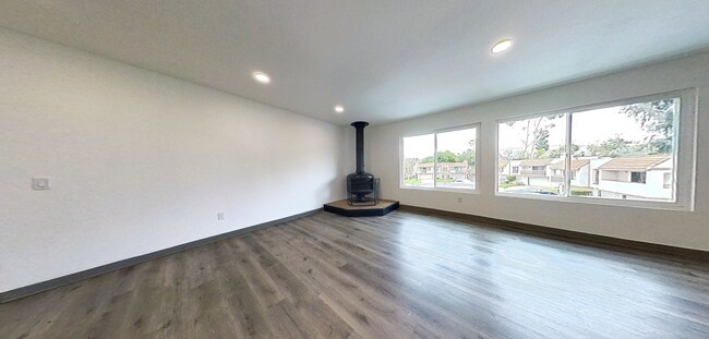 Building Photo - Large Two Story 8 Bed 4 Bath Home Near Campus!!
