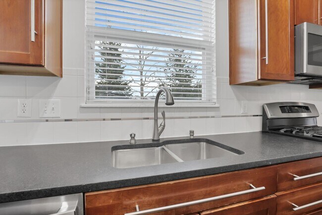 Building Photo - 7090 Dean Farm Rd