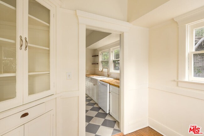 Building Photo - 2332 W 31st St