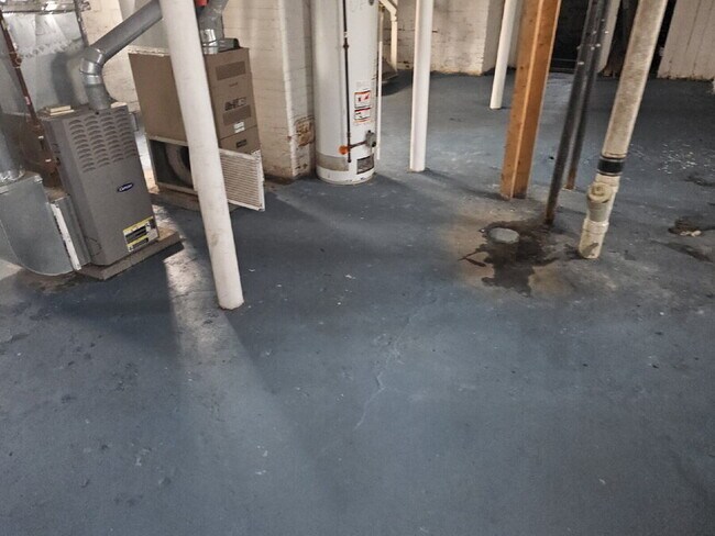 Building Photo - 1547 Hillcrest Rd