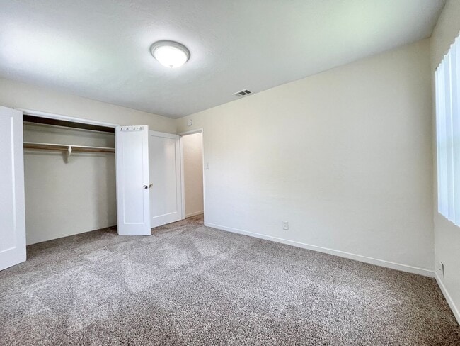 Building Photo - 700-702 Poplar Avenue