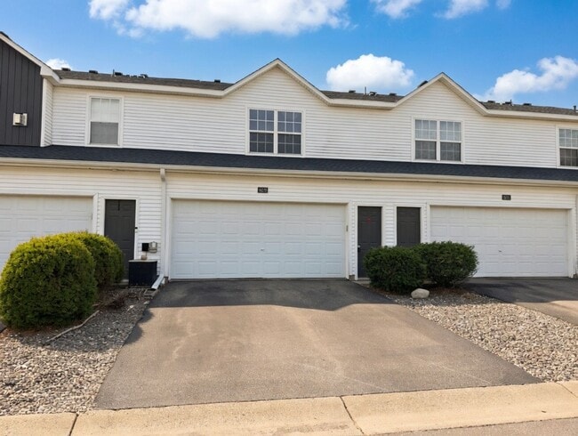 Building Photo - Rare 2bed + Loft Townhome in Maple Grove