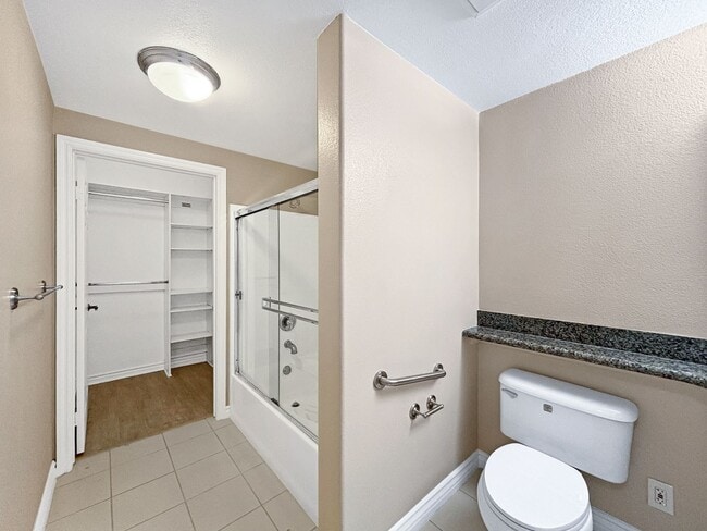 Building Photo - Stunning 2BD/2BA Condo in La Jolla W/ W/D,...