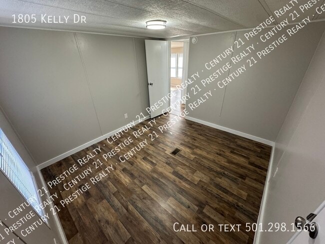 Building Photo - 1805 Kelly Dr