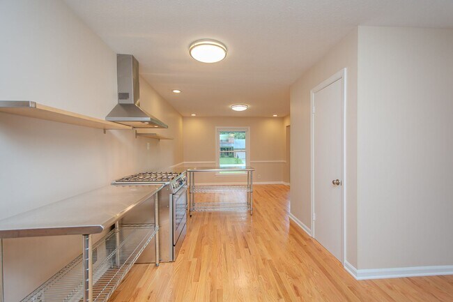 Building Photo - Recently Updated! 4 Bed/2.5 bath