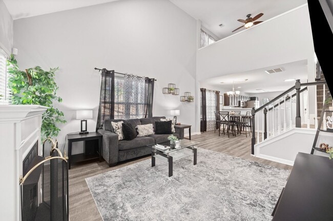 Building Photo - This immaculate 3-bed, 2.5 bath townhome in the Olde Stone Crossing community with the primary be...