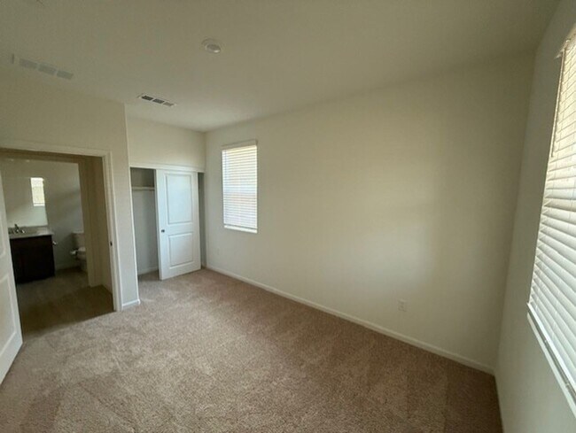 Building Photo - Beautiful 2 Story Home Ready To Be Home!