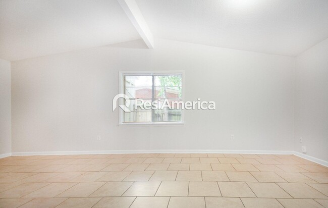 Building Photo - Renovated 3/2 in Great Location!