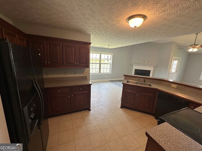 Building Photo - 561 Highland Pointe Dr