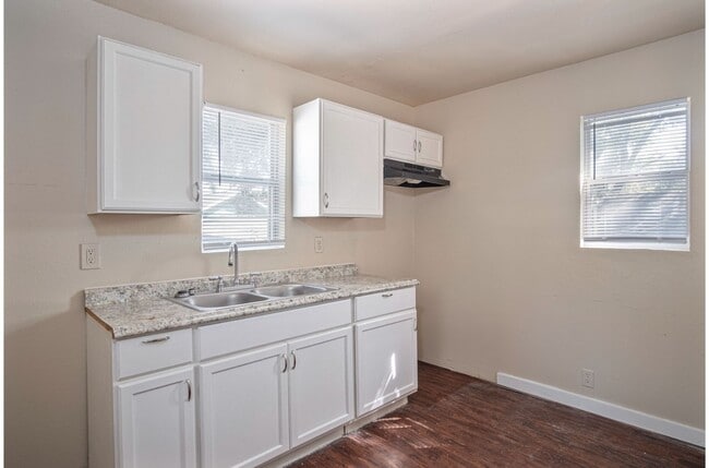 Primary Photo - 526 Cooper St