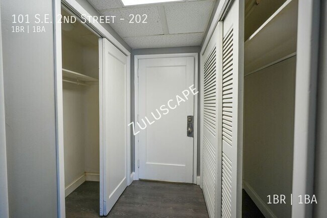 Building Photo - 101 SE 2nd St