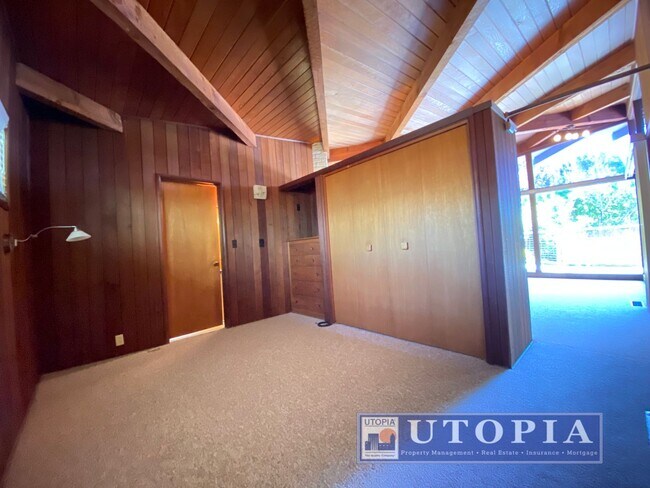 Building Photo - Sunny, Spacious, Home Near Sunny Cove Beach