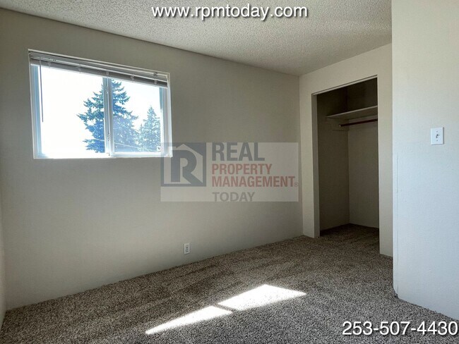 Building Photo - Fantastic Vintage Style 4 Bedroom Home in ...