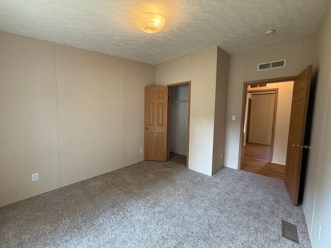 Building Photo - 3bed/2ba Single Family Home