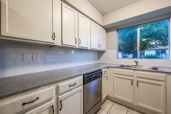 Building Photo - 2611 E Maryland Dr