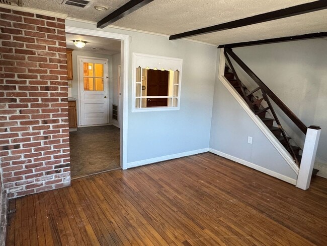 Building Photo - 2 Bedroom, 1 Bathroom House in Lancaster