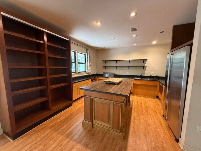 Building Photo - 303 Interbay Ave