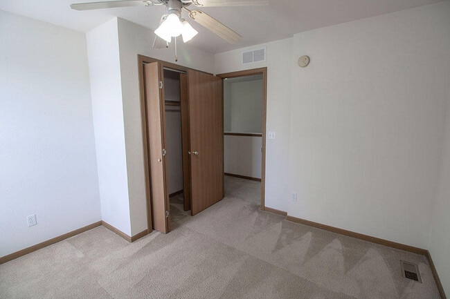 Building Photo - 5000 Derby Ridge Dr