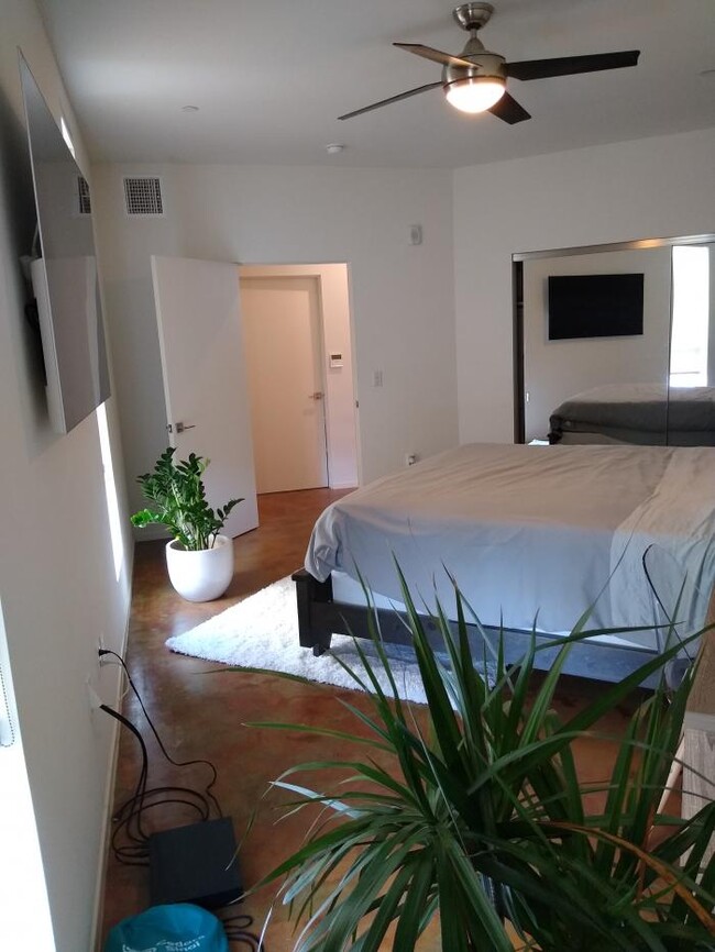 Building Photo - 1 bedroom in Los Angeles CA 90057