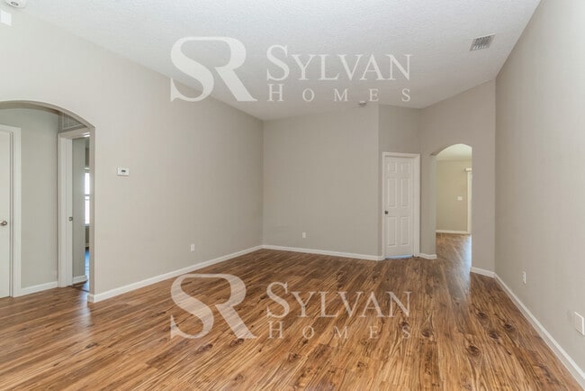 Building Photo - Don't miss out on this lovely 3BR 2BA home