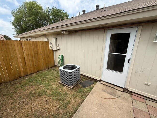 Building Photo - Charming 2-bedroom 2-bath brick duplex "ARLINGTON"