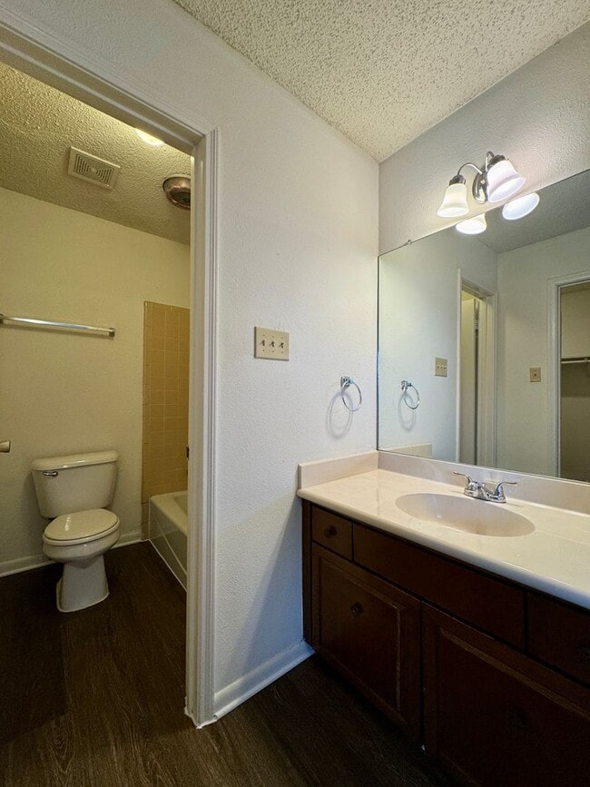 Building Photo - Townhome