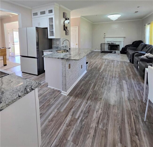 Building Photo - 1696 Central Park Loop