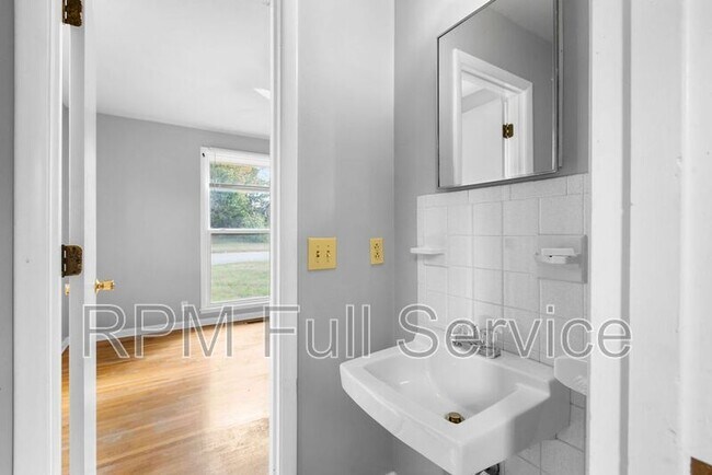 Building Photo - 465 Clearwater Dr