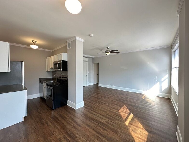 Building Photo - 817 W Lakeside Pl