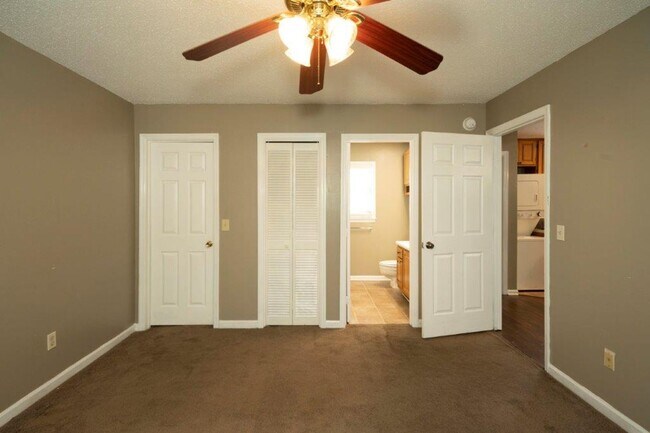 Building Photo - 211 W Longleaf Dr