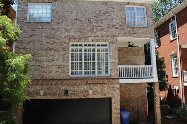 Building Photo - 704 Longleaf Dr NE
