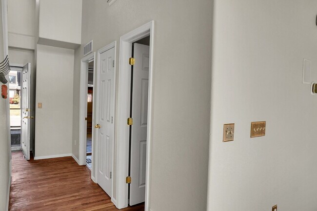 Building Photo - $2,695.00, 4 bed, 3.5 bath, located in Col...