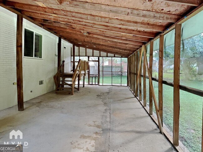 Building Photo - 742 Quaker St SW