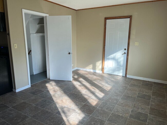 Building Photo - 4 bedroom, 2 bathroom home in the peaceful community of Mahtomedi access to White Bear Lake