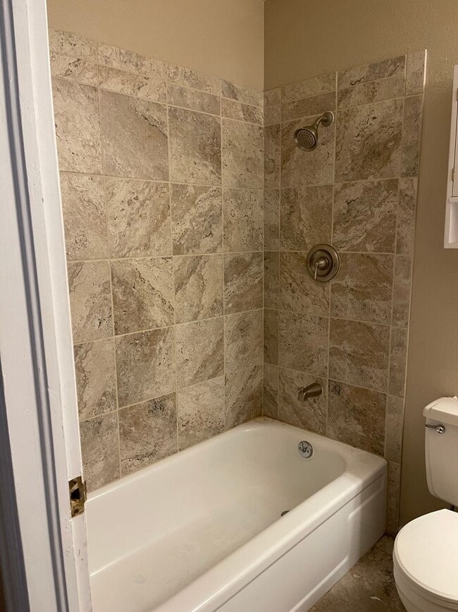 Building Photo - 3 bedroom 1.5 bath with a Large Detached G...