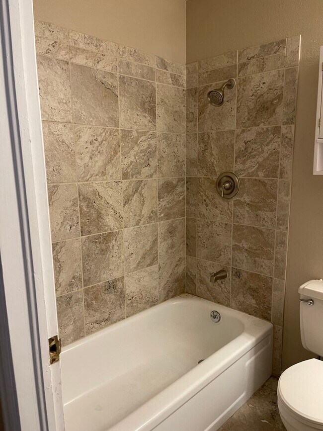 Building Photo - 3 bedroom 1.5 bath with a Large Detached Garage